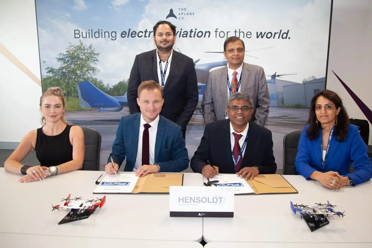 The ePlane and HENSOLDT teams at the signing table